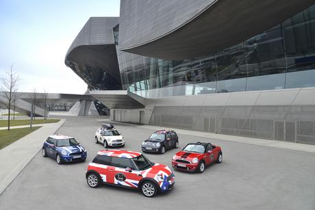 MINI celebra 100 anni di produzione automobilistica a Oxford con un giro attraverso il continente