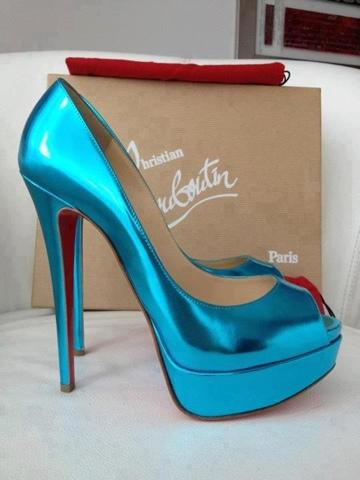 LOUBOUTIN, DALLA SCARPA ALLA BORSA