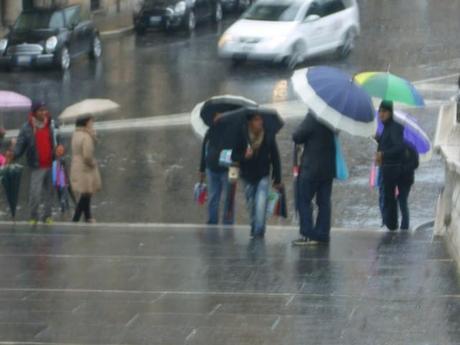 Umiliazione e perdita totale di dignità di una città. E i venditori abusivi di ombrelli sono arrivati ad occupare tutta la scalinata del Campidoglio