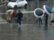 Umiliazione perdita totale dignità città. venditori abusivi ombrelli sono arrivati occupare tutta scalinata Campidoglio