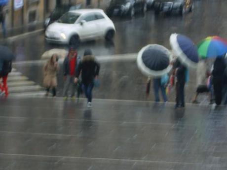 Umiliazione e perdita totale di dignità di una città. E i venditori abusivi di ombrelli sono arrivati ad occupare tutta la scalinata del Campidoglio