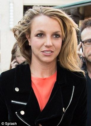 Britney Spears e i primi sintomi di cedimento: i capelli.