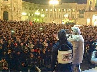 Sotto il palco da figuranti. Massa e potere tra Berlusconi e Grillo