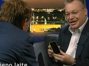 Stephen Elop scaglia terra l’iPhone intervistatore!