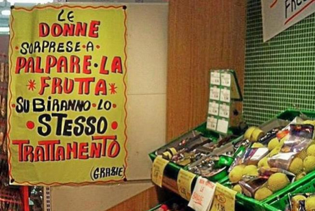 Donne che palpano la frutta