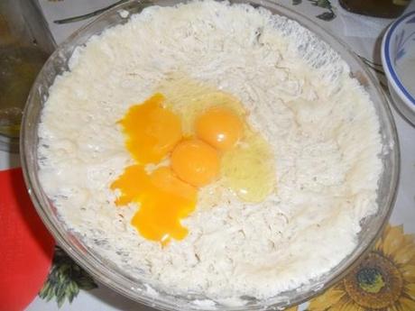 aggiungete uova burro e la restante farina