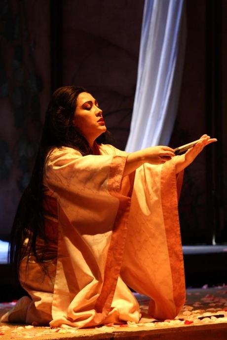 Madama Butterfly, il Tragico Volo di una Farfalla