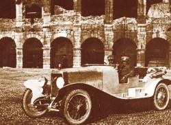 enzo ferrari con auto alfa romeo davanti all'arena di verona in piazza bra nel 1924