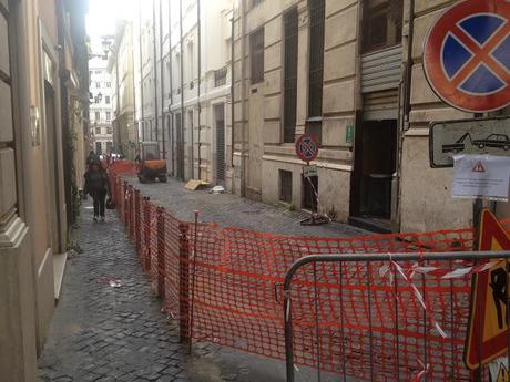 Via degli Avignonesi. Strada completamente fuorilegge, il Primo Municipio trova soldi (privati!) per riqualificare a costo zero e il popolino si lamenta pure. Roma capitale dell'Assurdistan