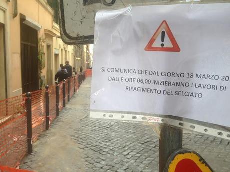 Via degli Avignonesi. Strada completamente fuorilegge, il Primo Municipio trova soldi (privati!) per riqualificare a costo zero e il popolino si lamenta pure. Roma capitale dell'Assurdistan