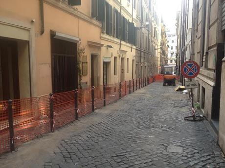 Via degli Avignonesi. Strada completamente fuorilegge, il Primo Municipio trova soldi (privati!) per riqualificare a costo zero e il popolino si lamenta pure. Roma capitale dell'Assurdistan