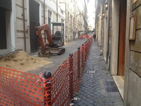 Via degli Avignonesi. Strada completamente fuorilegge, il Primo Municipio trova soldi (privati!) per riqualificare a costo zero e il popolino si lamenta pure. Roma capitale dell'Assurdistan