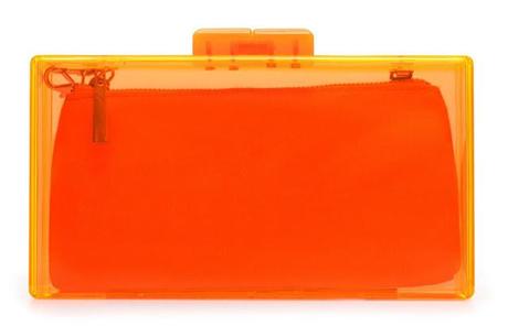 Una clutch fluo che mi ricorda molto una Charlotte Olympia.