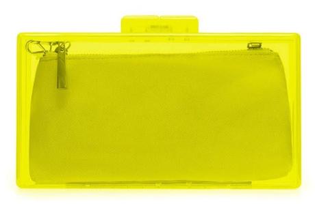 Una clutch fluo che mi ricorda molto una Charlotte Olympia.