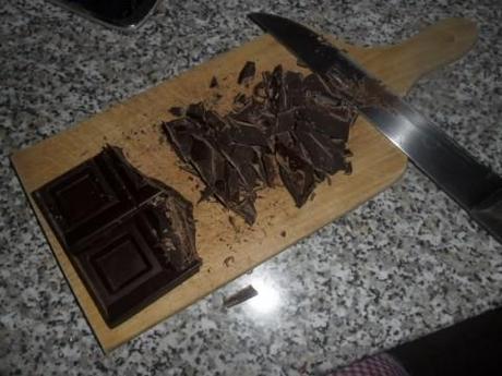 Tagliare il cioccolato a pezzetti e scioglierlo a bagno maria (aggiungere un filo di latte se il cioccolato tende a non essere abbastanza liscio e senza grumi) e alla fine aggiungere 20 gr di burro.