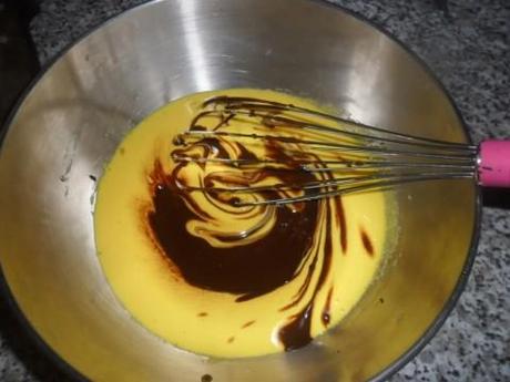 Aggiungere la crema di cioccolato e continuare a mescolare,