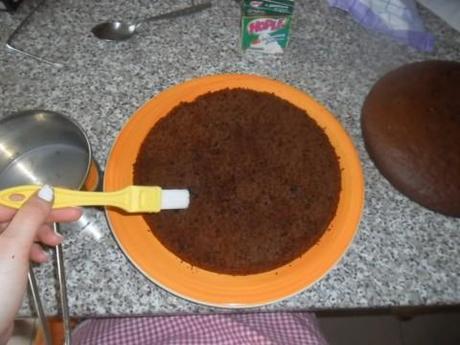 Quando la torta si sarà raffreddata, tagliarla a metà e procedere con la bagna.