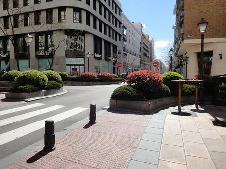 Gli incroci a Madrid sono così. Hanno semplicemente tolto le auto e al loro posto hanno messo panchine e verde. Ripetiamo: semplicemente!