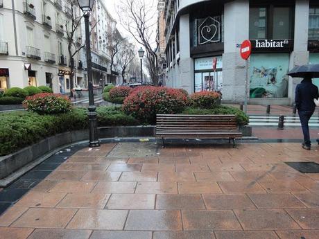 Gli incroci a Madrid sono così. Hanno semplicemente tolto le auto e al loro posto hanno messo panchine e verde. Ripetiamo: semplicemente!