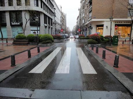 Gli incroci a Madrid sono così. Hanno semplicemente tolto le auto e al loro posto hanno messo panchine e verde. Ripetiamo: semplicemente!