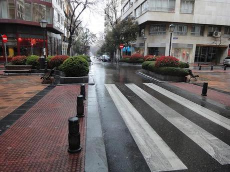 Gli incroci a Madrid sono così. Hanno semplicemente tolto le auto e al loro posto hanno messo panchine e verde. Ripetiamo: semplicemente!