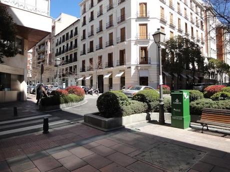 Gli incroci a Madrid sono così. Hanno semplicemente tolto le auto e al loro posto hanno messo panchine e verde. Ripetiamo: semplicemente!