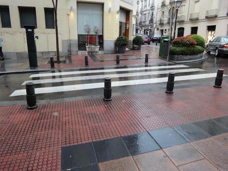 Gli incroci a Madrid sono così. Hanno semplicemente tolto le auto e al loro posto hanno messo panchine e verde. Ripetiamo: semplicemente!