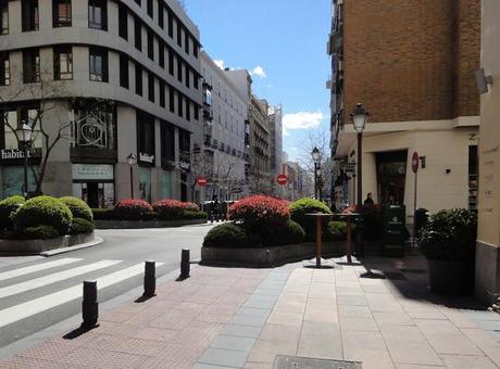 Gli incroci a Madrid sono così. Hanno semplicemente tolto le auto e al loro posto hanno messo panchine e verde. Ripetiamo: semplicemente!