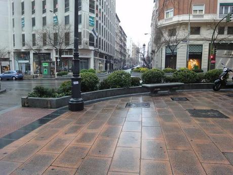 Gli incroci a Madrid sono così. Hanno semplicemente tolto le auto e al loro posto hanno messo panchine e verde. Ripetiamo: semplicemente!