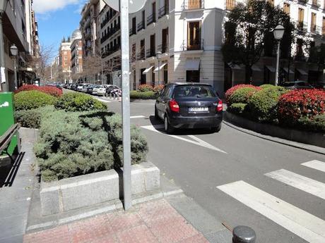 Gli incroci a Madrid sono così. Hanno semplicemente tolto le auto e al loro posto hanno messo panchine e verde. Ripetiamo: semplicemente!