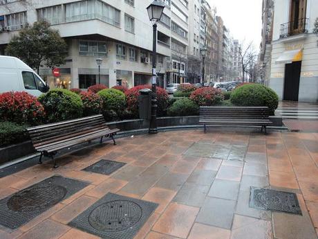 Gli incroci a Madrid sono così. Hanno semplicemente tolto le auto e al loro posto hanno messo panchine e verde. Ripetiamo: semplicemente!