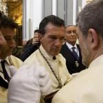 Antonio Banderas tunica bianca e croce sul petto alla processione di Malaga05