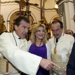 Antonio Banderas tunica bianca e croce sul petto alla processione di Malaga01