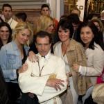 Antonio Banderas: tunica bianca e croce sul petto alla processione di Malaga
