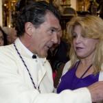 Antonio Banderas tunica bianca e croce sul petto alla processione di Malaga06