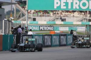 Hamilton_Rosberg_GPMalesia_2013 (2)