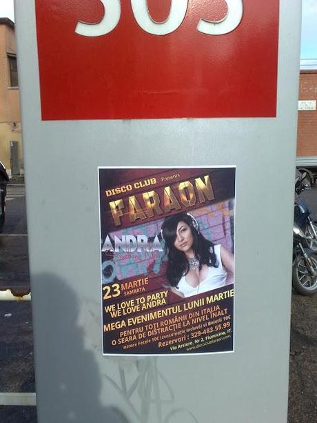 L'autentica invasione dei manifesti abusivi dei cantanti rumeni. Dite la veir