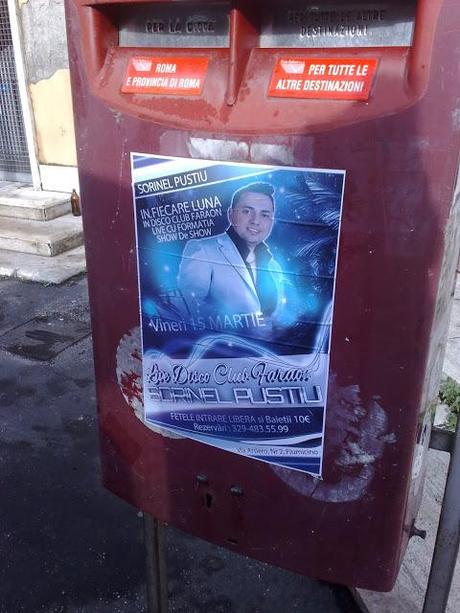 L'autentica invasione dei manifesti abusivi dei cantanti rumeni. Dite la veir