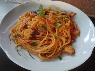 Spaghetti con crema di peperoni e polipo.