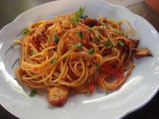 Spaghetti con crema di peperoni e polipo.