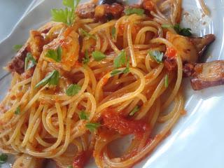 Spaghetti con crema di peperoni e polipo.