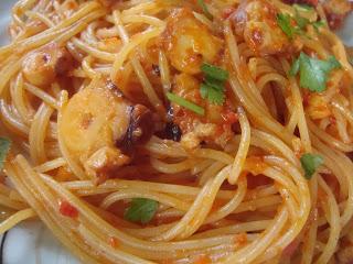 Spaghetti con crema di peperoni e polipo.