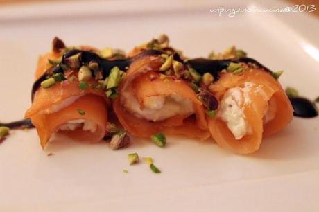 Rotolini di salmone e ricotta con granella di pistacchi