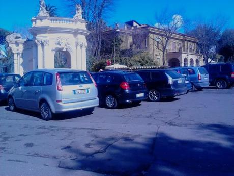 Villa Borghese. Auto in divieto di sosta e parcheggiatori abusivi. Come se fosse normale. Magari lo è?