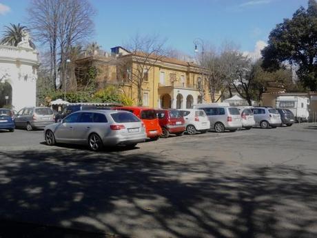 Villa Borghese. Auto in divieto di sosta e parcheggiatori abusivi. Come se fosse normale. Magari lo è?