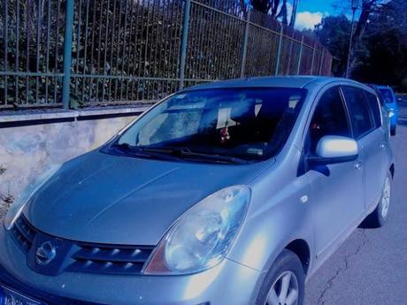 Villa Borghese. Auto in divieto di sosta e parcheggiatori abusivi. Come se fosse normale. Magari lo è?