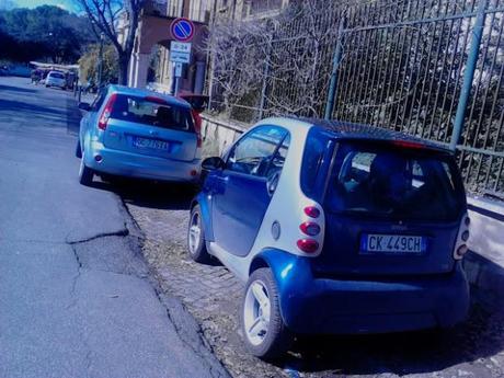 Villa Borghese. Auto in divieto di sosta e parcheggiatori abusivi. Come se fosse normale. Magari lo è?
