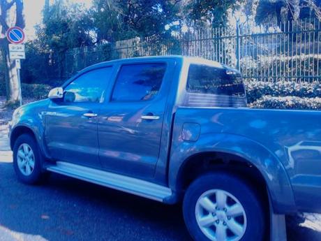 Villa Borghese. Auto in divieto di sosta e parcheggiatori abusivi. Come se fosse normale. Magari lo è?