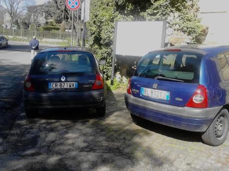 Villa Borghese. Auto in divieto di sosta e parcheggiatori abusivi. Come se fosse normale. Magari lo è?