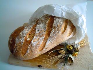 Filoncino di pane fatto in casa con la pasta madre